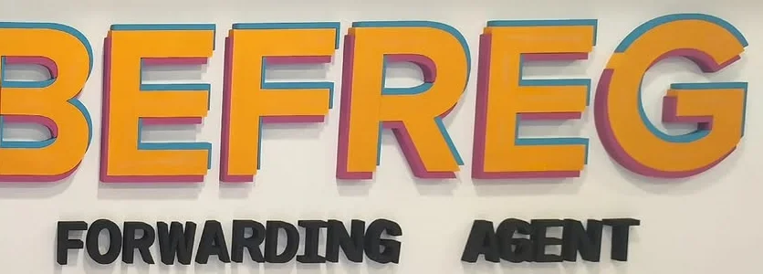 Cartel de BEFREG Forwarding Agent en la pared de la oficina de Asunción